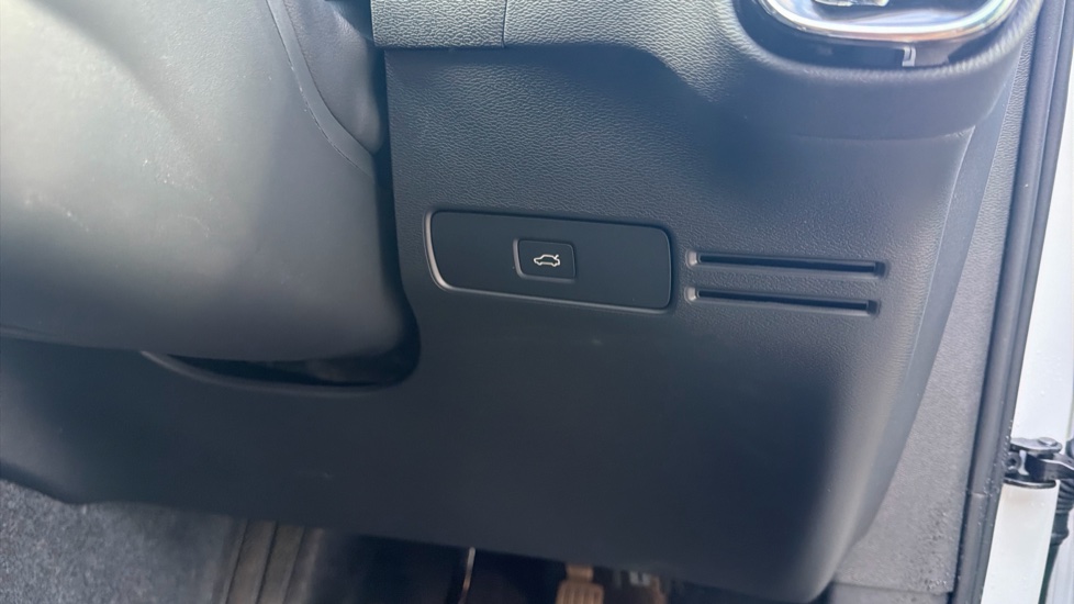 Volvo XC40 2.0 B3P Plus Dark 5dr Auto Petrol Estate - Image 34