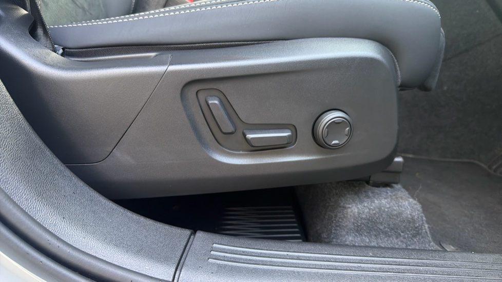 Volvo XC40 2.0 B3P Plus Dark 5dr Auto Petrol Estate - Image 35