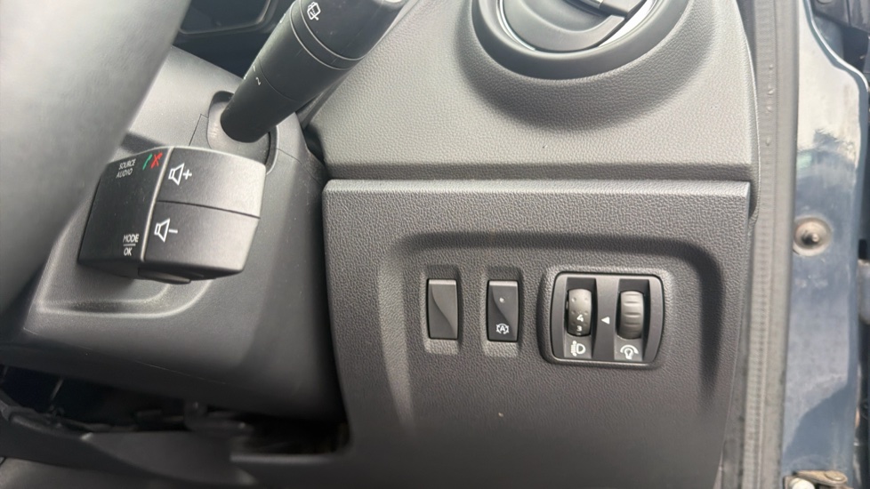 Renault Captur 0.9 TCE 90 Dynamique Nav 5dr Petrol Hatchback - Image 29