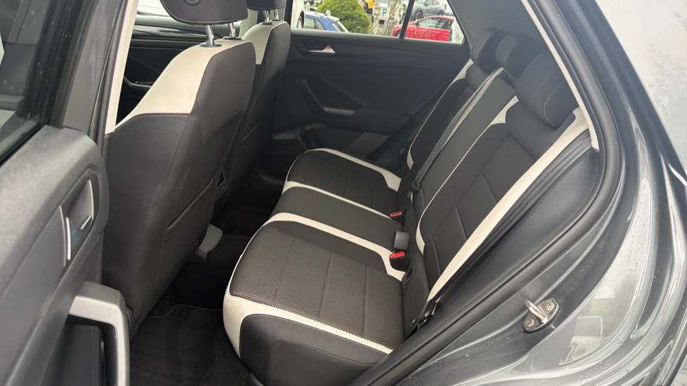 Volkswagen T-Roc 1.6 TDI SEL 5dr Diesel Hatchback - Image 16