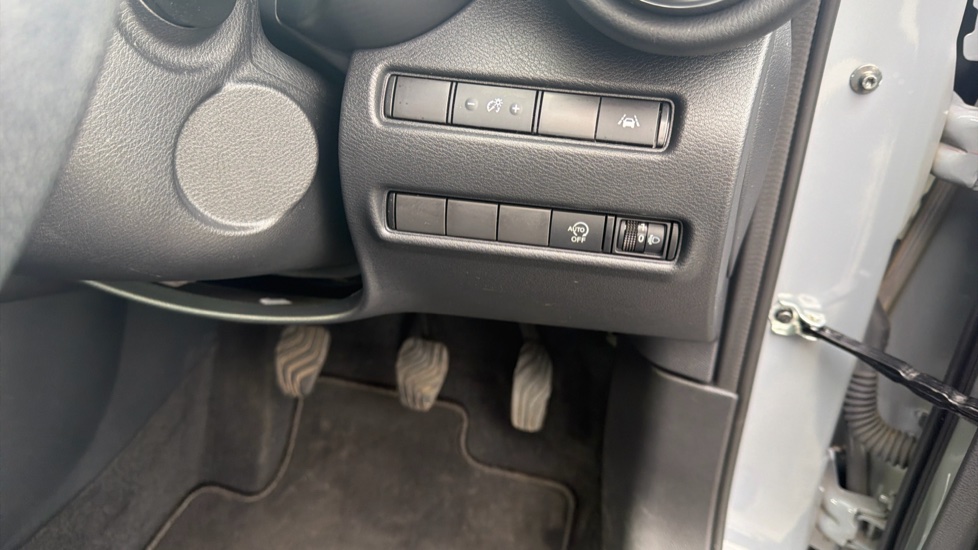 Nissan Juke 1.0 DiG-T 114 N-Connecta 5dr Petrol Hatchback - Image 27