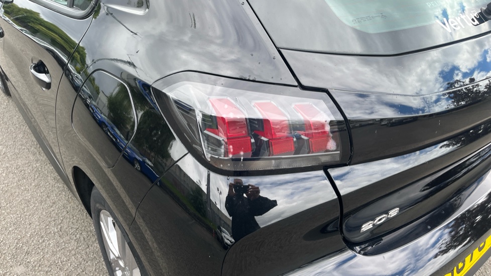 Peugeot 208 1.2 PureTech 100 Active 5dr Petrol Hatchback - Image 35