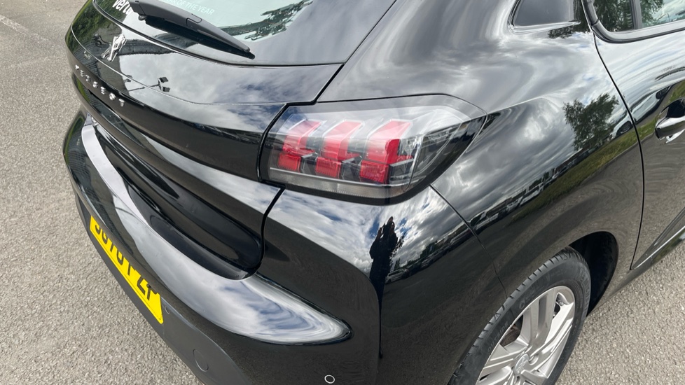 Peugeot 208 1.2 PureTech 100 Active 5dr Petrol Hatchback - Image 39
