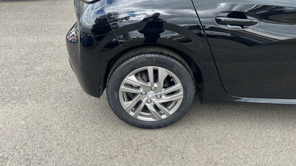 Peugeot 208 1.2 PureTech 100 Active 5dr Petrol Hatchback - Image 40
