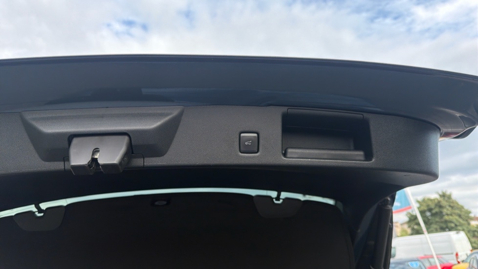 Ford Kuga 2.5 FHEV ST-Line X Edition 5dr CVT Hybrid Estate - Image 25