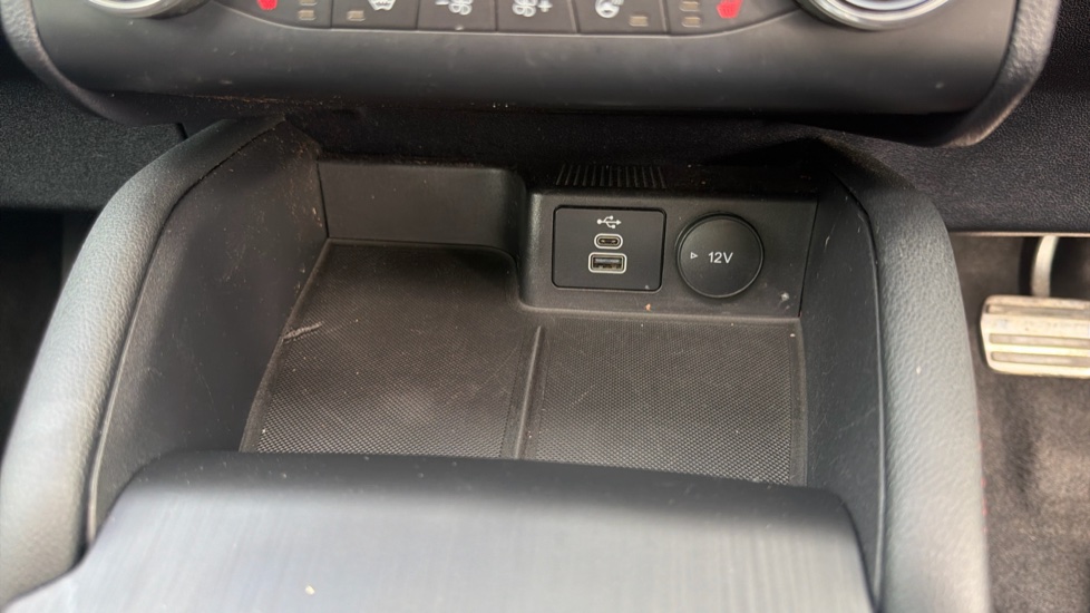 Ford Kuga 2.5 FHEV ST-Line X Edition 5dr CVT Hybrid Estate - Image 31
