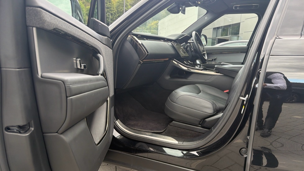 Land Rover Range Rover Sport 3.0 P440e Dynamic SE 5dr Auto Estate - Image 40