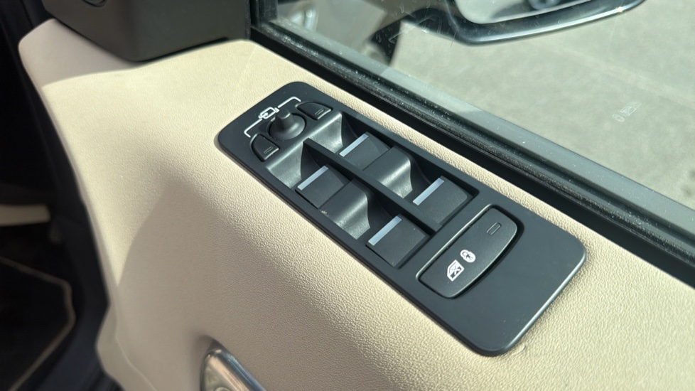 Land Rover Discovery Sport 2.0 TD4 180 HSE 5dr Auto Diesel Station Wagon - Image 30