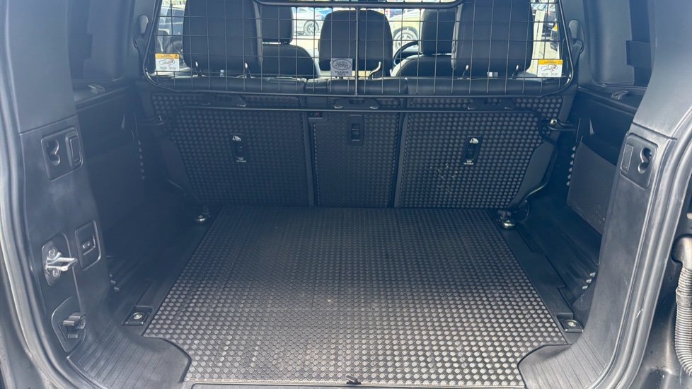 Land Rover Defender 3.0 D250 XS Edition 110 5dr Auto Diesel Estate - Image 10