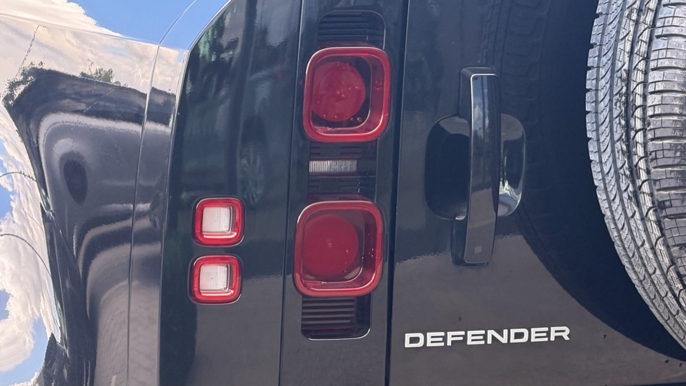 Land Rover Defender 3.0 D250 XS Edition 110 5dr Auto Diesel Estate - Image 19
