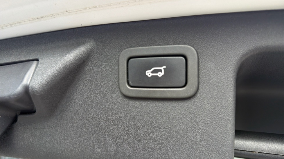 Land Rover Discovery Sport 2.0 TD4 180 HSE 5dr Auto Diesel Station Wagon - Image 35