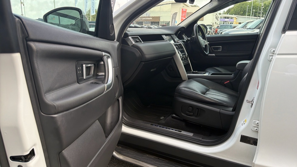 Land Rover Discovery Sport 2.0 TD4 180 HSE 5dr Auto Diesel Station Wagon - Image 36