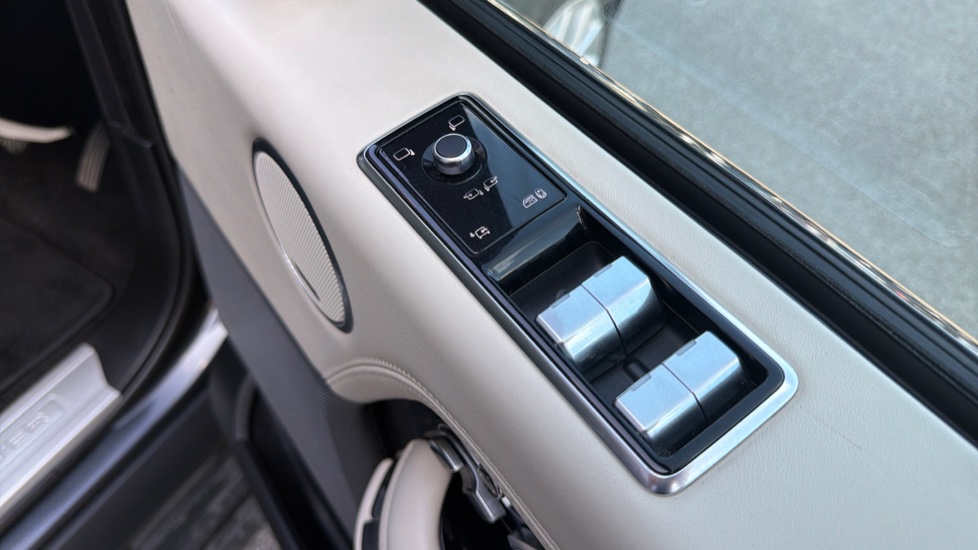 Land Rover Range Rover 2.0 P400e Vogue SE 4dr Auto Estate - Image 25