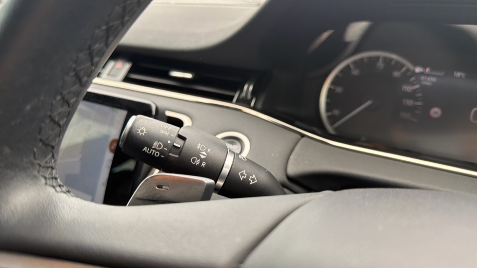 Land Rover Range Rover Evoque 1.5 P300e R-Dynamic SE 5dr Auto Hatchback - Image 23