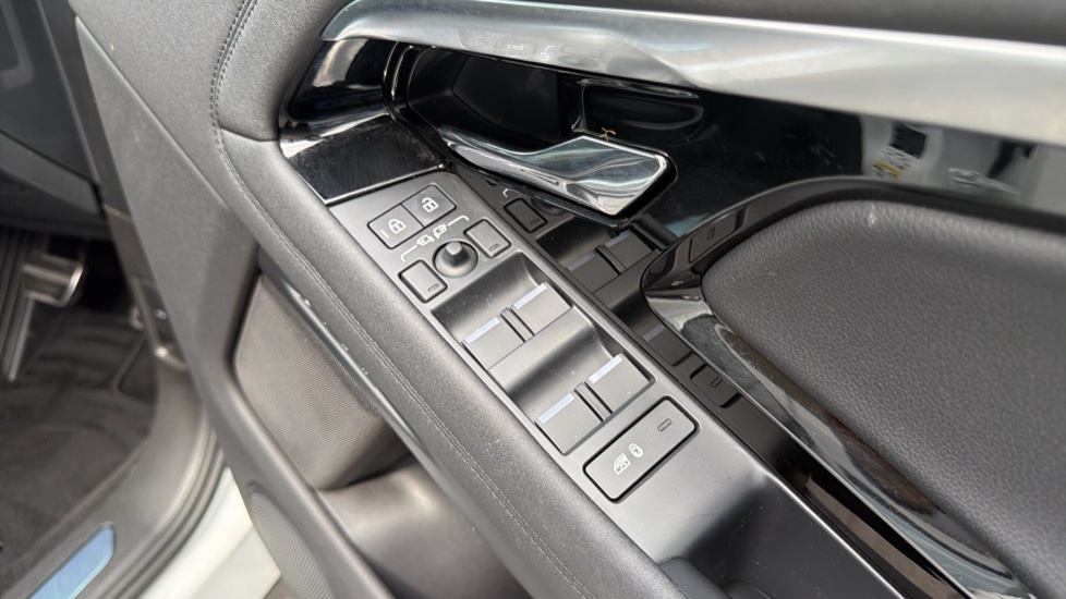 Land Rover Range Rover Evoque 1.5 P300e R-Dynamic SE 5dr Auto Hatchback - Image 29