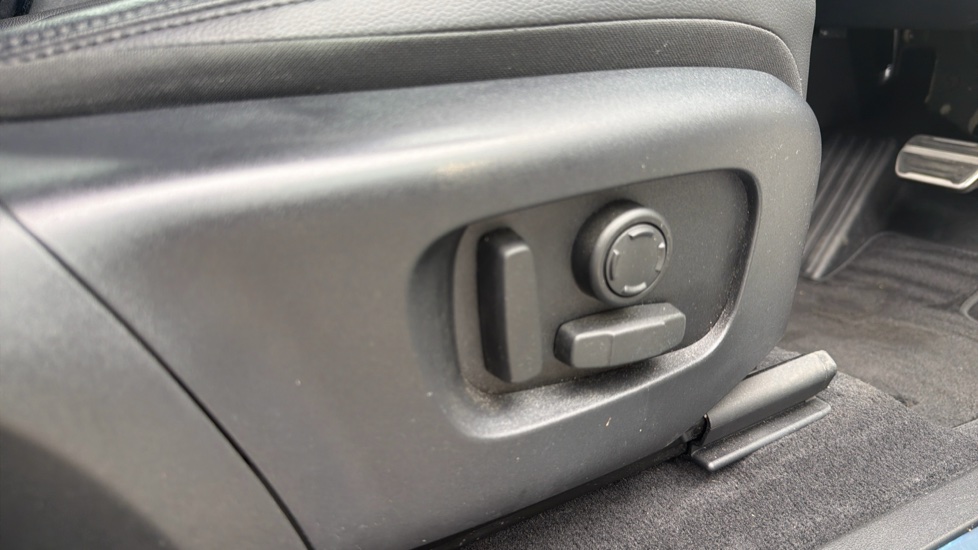 Land Rover Range Rover Evoque 1.5 P300e R-Dynamic SE 5dr Auto Hatchback - Image 33