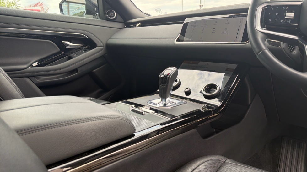 Land Rover Range Rover Evoque 1.5 P300e R-Dynamic SE 5dr Auto Hatchback - Image 34