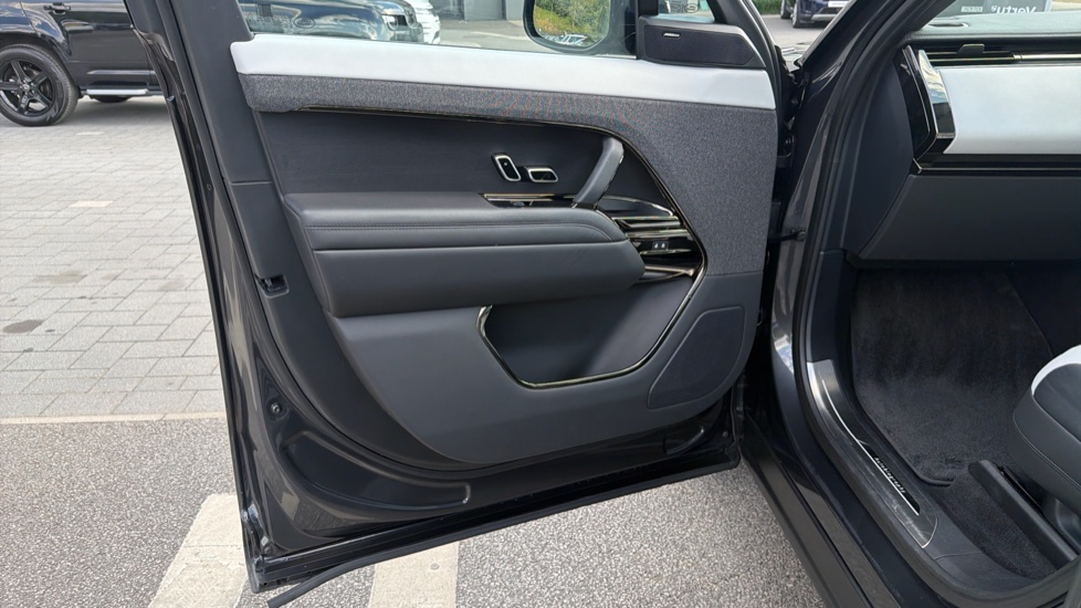 Land Rover Range Rover Sport 3.0 P440e Autobiography 5dr Auto Estate - Image 35