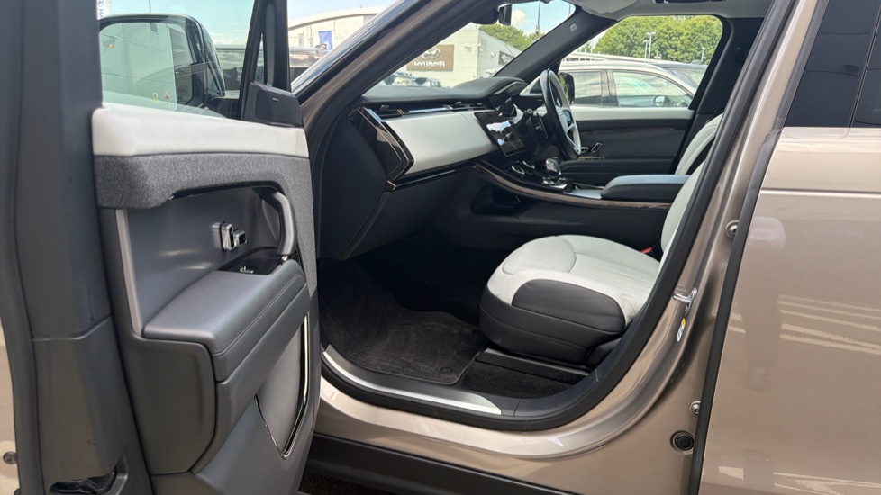 Land Rover Range Rover Sport 3.0 P440e Dynamic SE 5dr Auto Estate - Image 45