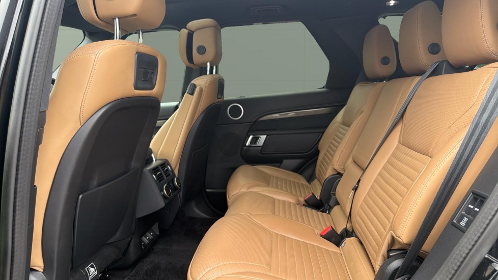 Land Rover Discovery 3.0 D300 Metropolitan Edition 5dr Auto Diesel Station Wagon - Image 4