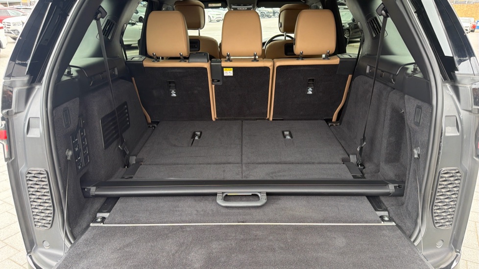 Land Rover Discovery 3.0 D300 Metropolitan Edition 5dr Auto Diesel Station Wagon - Image 10