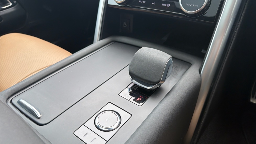 Land Rover Discovery 3.0 D300 Metropolitan Edition 5dr Auto Diesel Station Wagon - Image 13