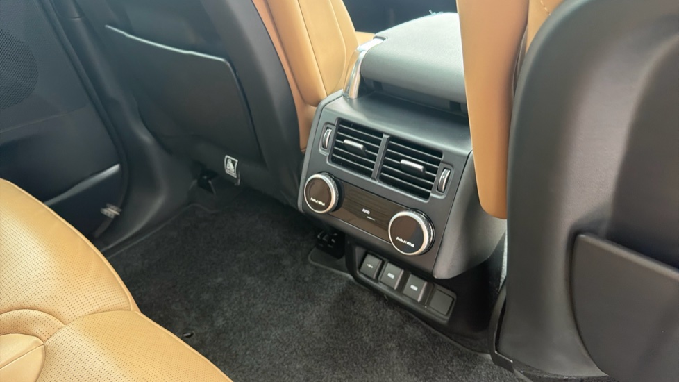 Land Rover Discovery 3.0 D300 Metropolitan Edition 5dr Auto Diesel Station Wagon - Image 18