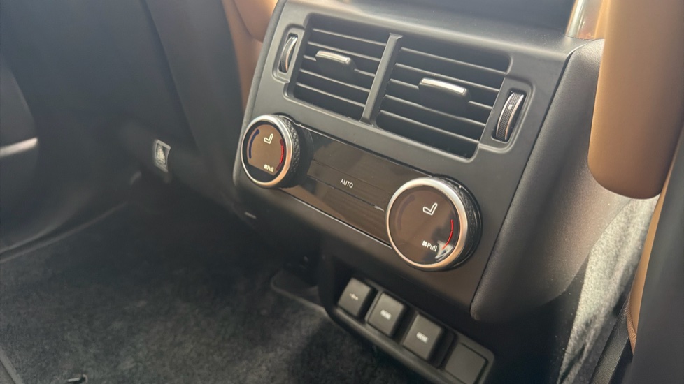 Land Rover Discovery 3.0 D300 Metropolitan Edition 5dr Auto Diesel Station Wagon - Image 20