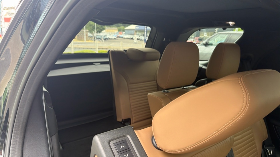 Land Rover Discovery 3.0 D300 Metropolitan Edition 5dr Auto Diesel Station Wagon - Image 24