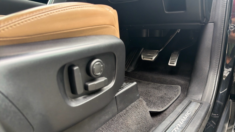 Land Rover Discovery 3.0 D300 Metropolitan Edition 5dr Auto Diesel Station Wagon - Image 27