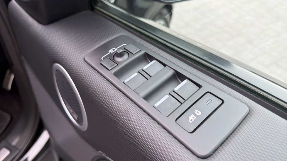 Land Rover Discovery 3.0 D300 Metropolitan Edition 5dr Auto Diesel Station Wagon - Image 29