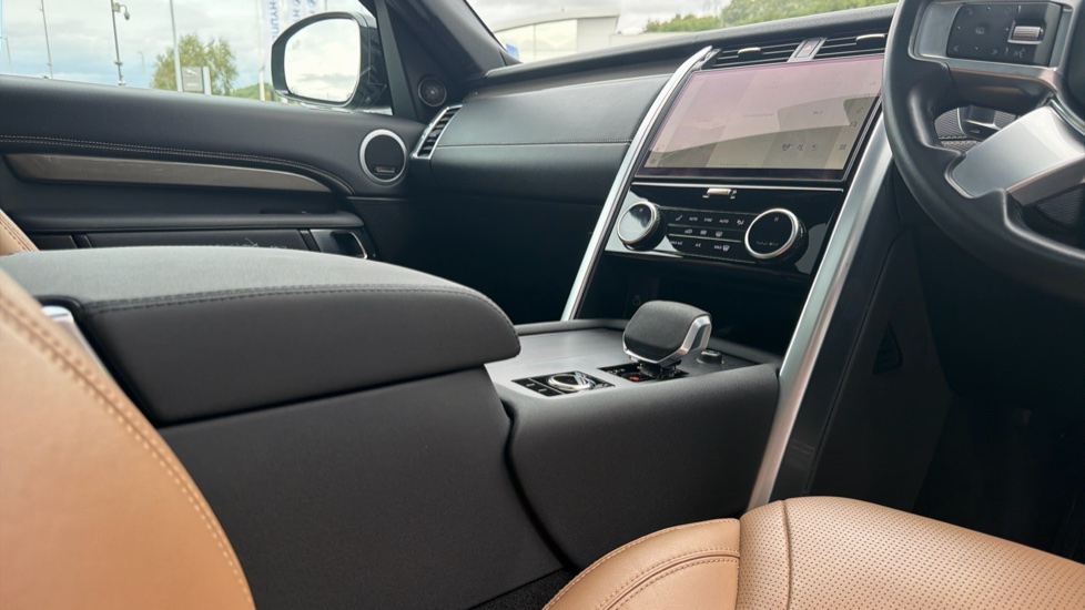 Land Rover Discovery 3.0 D300 Metropolitan Edition 5dr Auto Diesel Station Wagon - Image 31