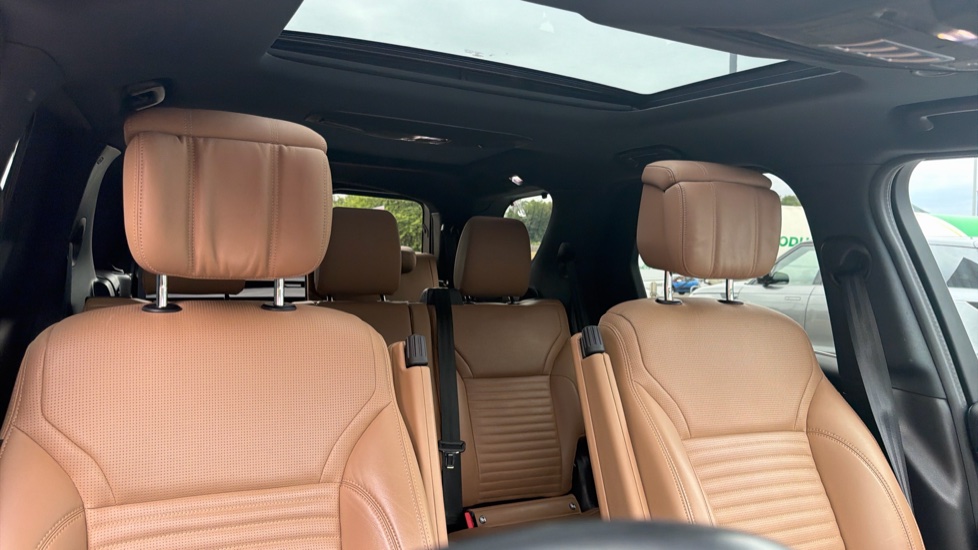 Land Rover Discovery 3.0 D300 Metropolitan Edition 5dr Auto Diesel Station Wagon - Image 32