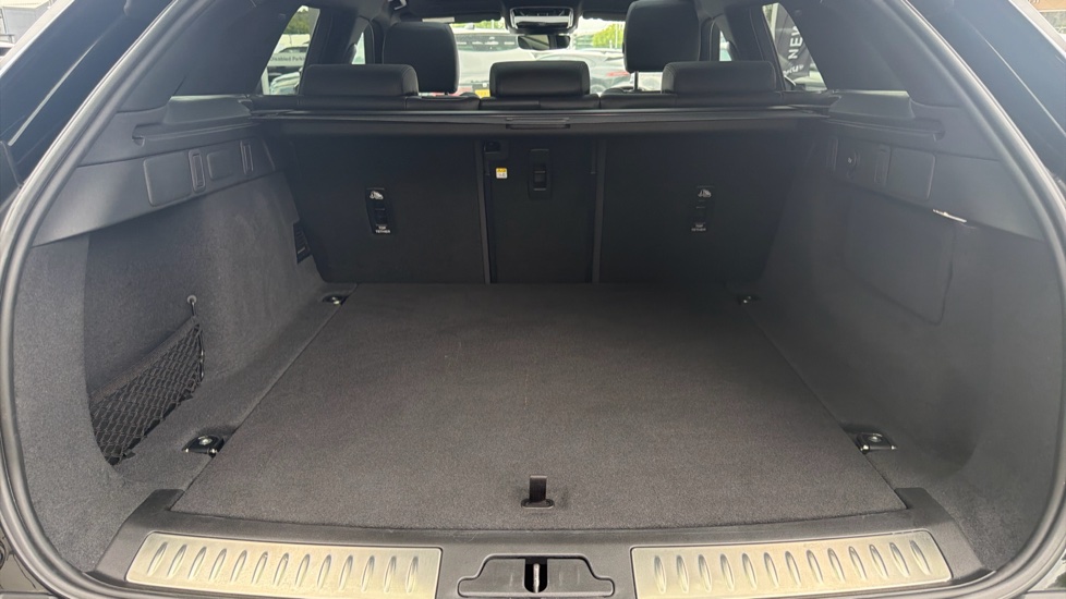 Land Rover Range Rover Velar 2.0 D200 MHEV Dynamic SE 5dr Auto Diesel Estate - Image 10