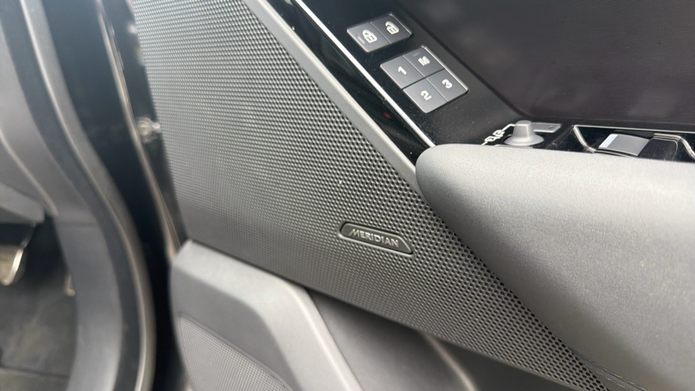 Land Rover Range Rover Velar 2.0 D200 MHEV Dynamic SE 5dr Auto Diesel Estate - Image 30