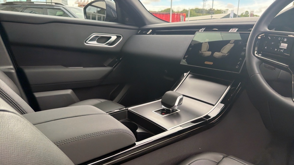 Land Rover Range Rover Velar 2.0 D200 MHEV Dynamic SE 5dr Auto Diesel Estate - Image 32