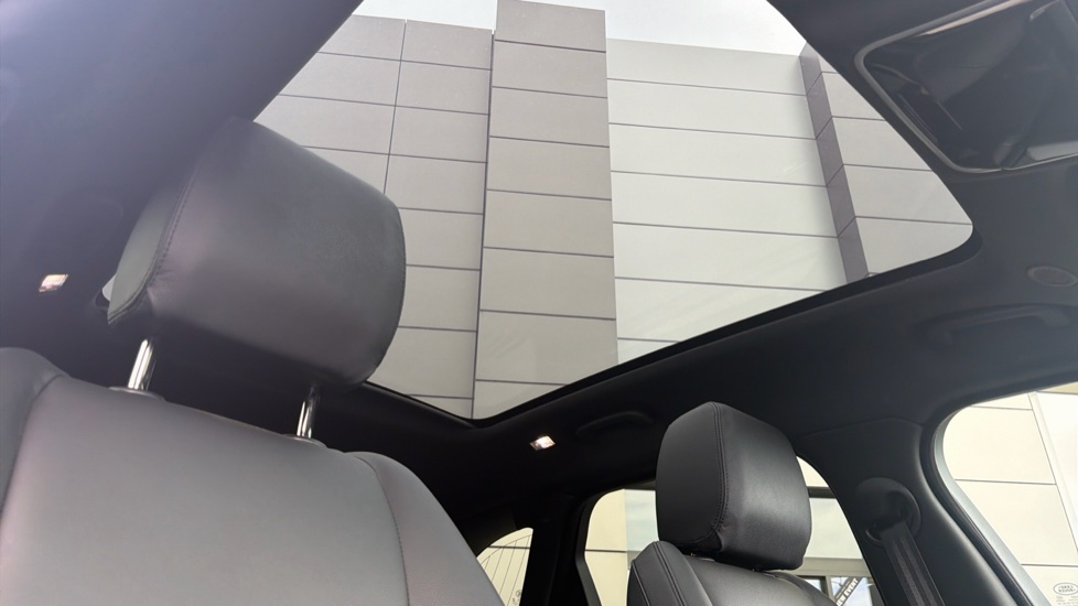 Land Rover Range Rover Velar 2.0 D200 MHEV Dynamic SE 5dr Auto Diesel Estate - Image 34