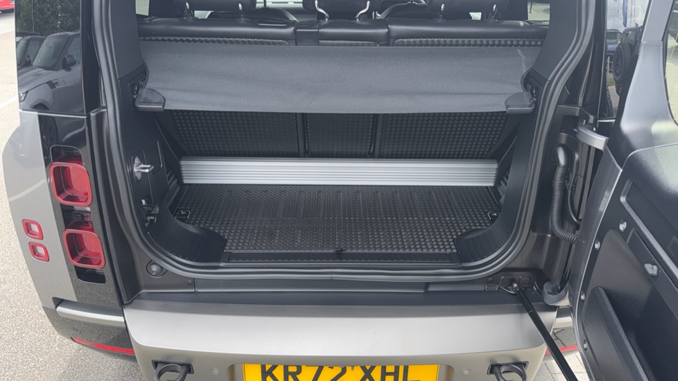 Land Rover Defender 3.0 D250 X-Dynamic SE 90 3dr Auto Diesel Estate - Image 10