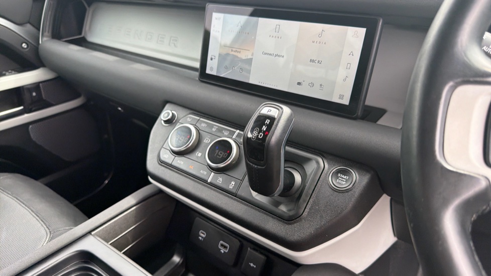 Land Rover Defender 3.0 D250 X-Dynamic SE 90 3dr Auto Diesel Estate - Image 13
