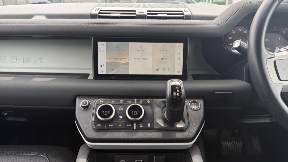 Land Rover Defender 3.0 D250 X-Dynamic SE 90 3dr Auto Diesel Estate - Image 14