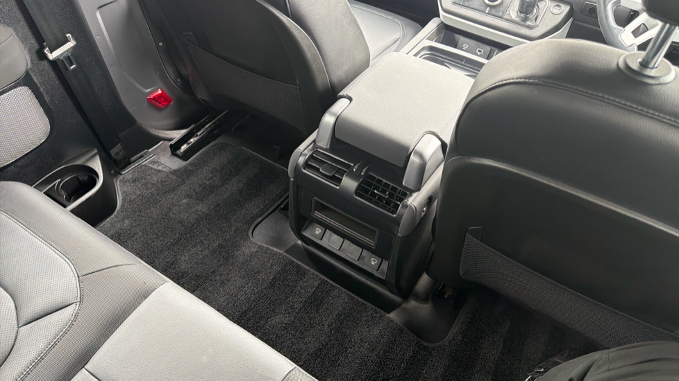 Land Rover Defender 3.0 D250 X-Dynamic SE 90 3dr Auto Diesel Estate - Image 18