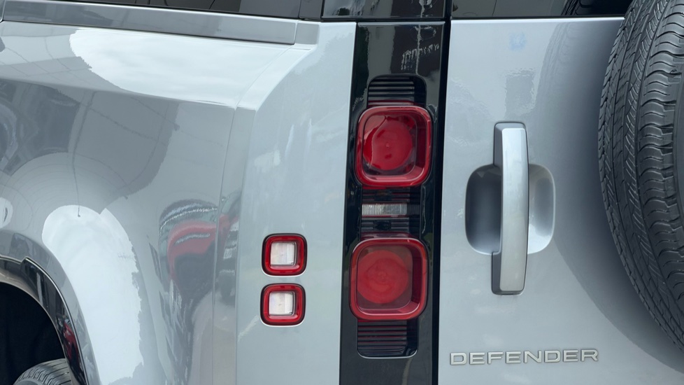 Land Rover Defender 3.0 D250 X-Dynamic SE 90 3dr Auto Diesel Estate - Image 19