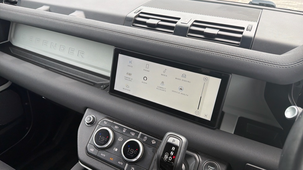 Land Rover Defender 3.0 D250 X-Dynamic SE 90 3dr Auto Diesel Estate - Image 27