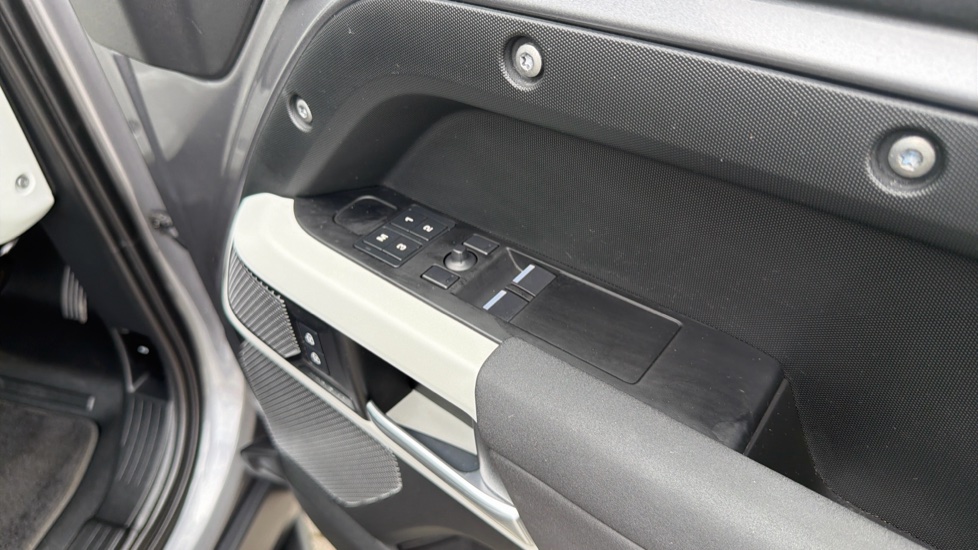 Land Rover Defender 3.0 D250 X-Dynamic SE 90 3dr Auto Diesel Estate - Image 30