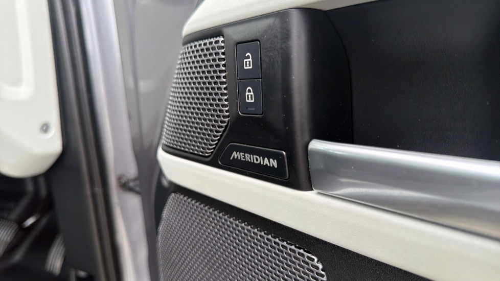 Land Rover Defender 3.0 D250 X-Dynamic SE 90 3dr Auto Diesel Estate - Image 31