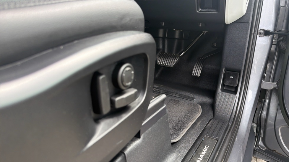 Land Rover Defender 3.0 D250 X-Dynamic SE 90 3dr Auto Diesel Estate - Image 33