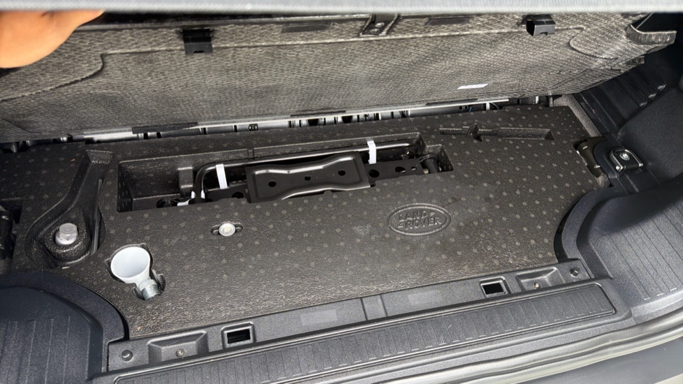 Land Rover Defender 3.0 D250 X-Dynamic SE 90 3dr Auto Diesel Estate - Image 34