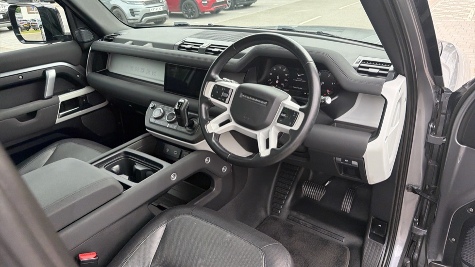 Land Rover Defender 3.0 D250 X-Dynamic SE 90 3dr Auto Diesel Estate - Image 43