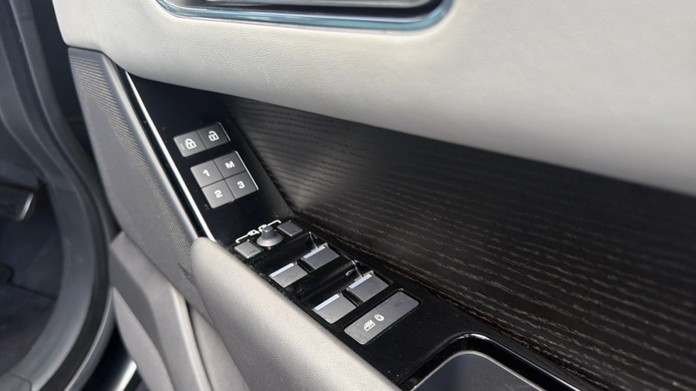 Land Rover Range Rover Velar 2.0 D200 MHEV Autobiography 5dr Auto [Revised] Diesel Estate - Image 20