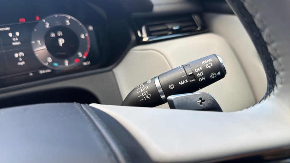 Land Rover Range Rover Velar 2.0 D200 MHEV Autobiography 5dr Auto [Revised] Diesel Estate - Image 32
